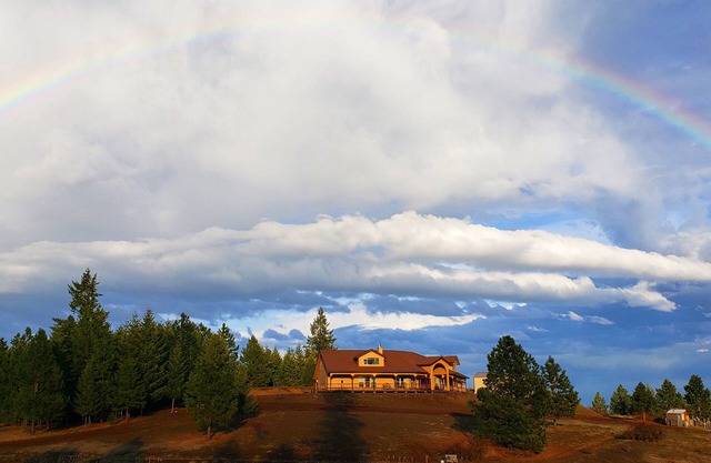 Buck Hollow Lodge at Furry Tale Farm. 4 mi from Dworshak State Park!