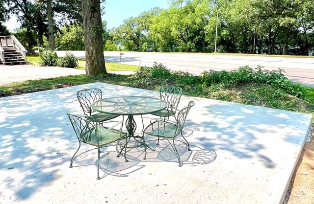 Buck's Lodge - GREAT location - across from Woude's Bay Bar!