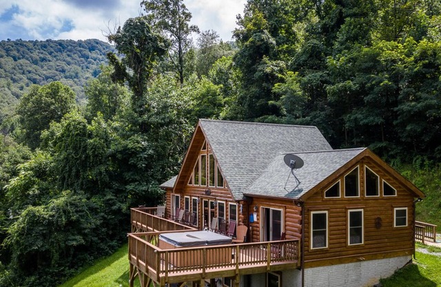 Buck's Peak: Spacious, Quiet Log Cabin with a unique view of the Shenandoahs