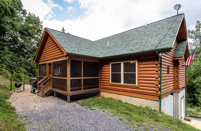 Buck's Run: Shenandoah Mountain Log Cabin with a unique view of the Shenandoahs