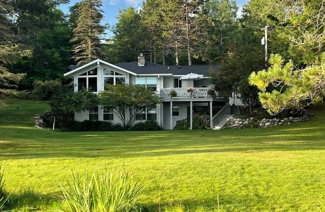 Buckatabon Lakeside Retreat. Direct access to snowmobile trails!