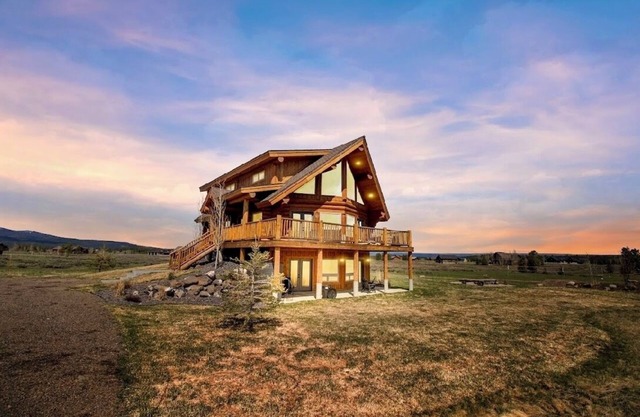 Bucket List Adventure Lodge. Newly built! Grill, Fire pit, Parking