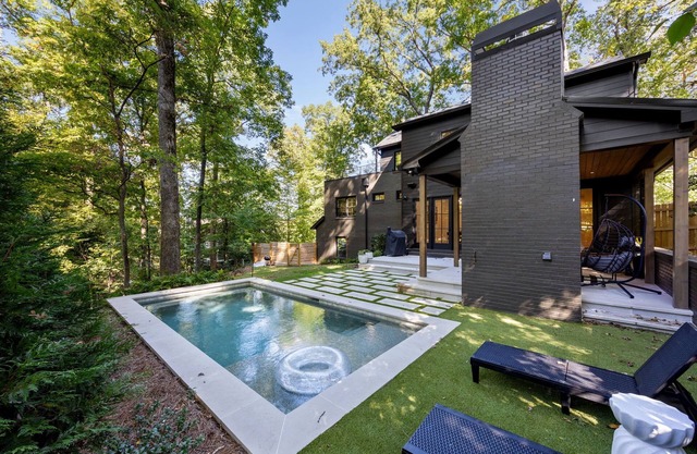 Buckhead Black House Spacious 5 Bedroom Mansion with Heated Pool - Lenox Atlanta