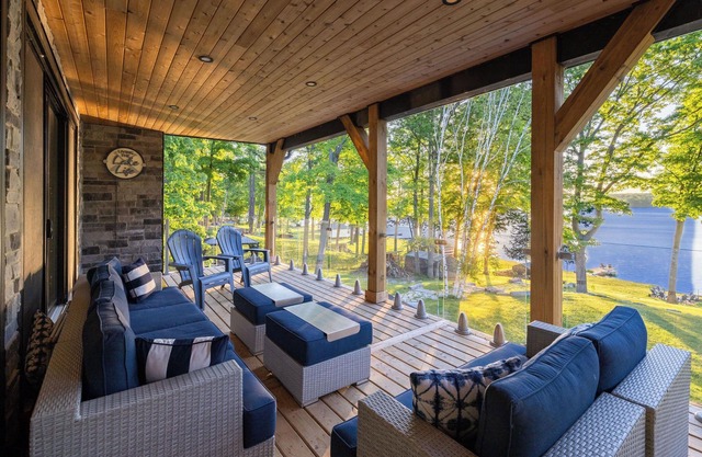 Buckhorn Blue-Waterfront Luxury Cottage-5 bdrm-Hot Tub, Rec Room, Beach Area....