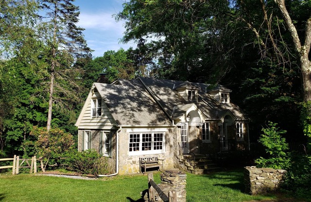 Bucolic 2 bedroom Stone Cottage on River Bank