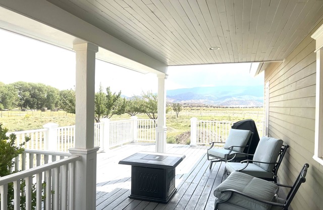 Bucolic views, spacious great room, short walk to center of town!