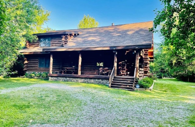 Bud's Paradise- A beautiful cabin in the woods!!!