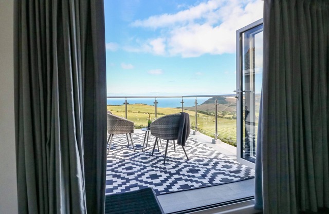 BUDDICOMBE HOUSE, pet friendly, with open fire in Combe Martin