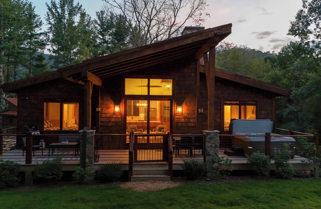 Buddys Cabin - Cozy Contemporary Cabin in The Lodges at Eagles Nest
