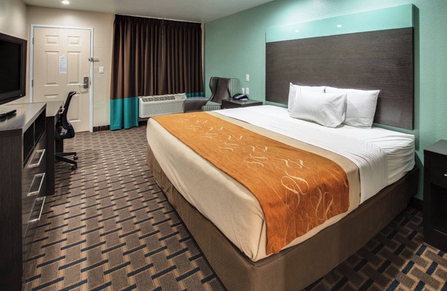 Budget Accommodation Ideal For Couple Traveler | Room w/ Free Breakfast