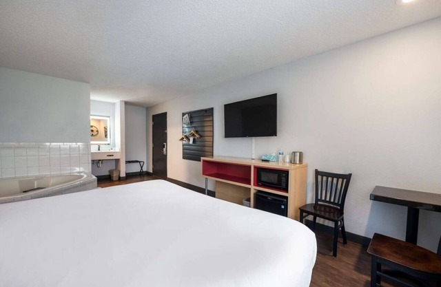 Budget Deal at Ontario! Pool, Free Breakfast, Near Scotch Pines Golf Course