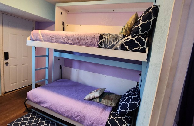 Budget Downtown Studio-B with European Bunk Beds, AC, WIFI & 4 free Streamers!
