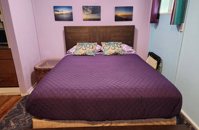 Budget Downtown Studio-G w/Queen Bed, Micro-Kitchen AC, WIFI & 4 free Streamers