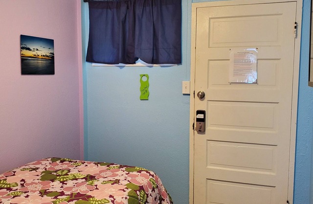 Budget Downtown Studio-J w/Queen Bed, Micro-Kitchen AC, WIFI & 4 free Streamers