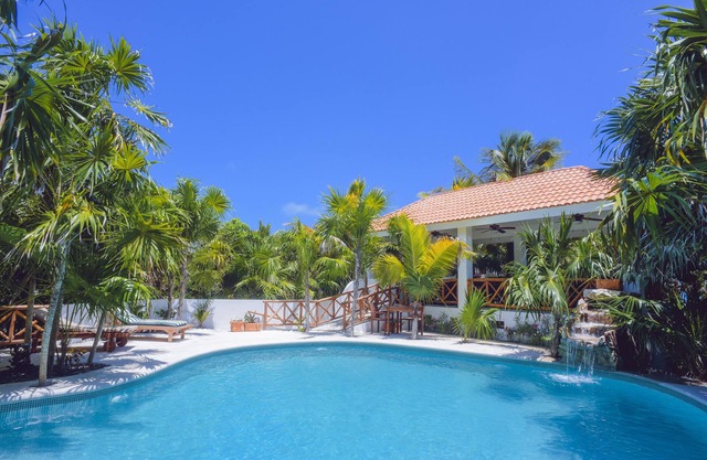 Erstaunliche Villa am Strand, Meerblick, beheizter Pool & Coconut Garden Oasis