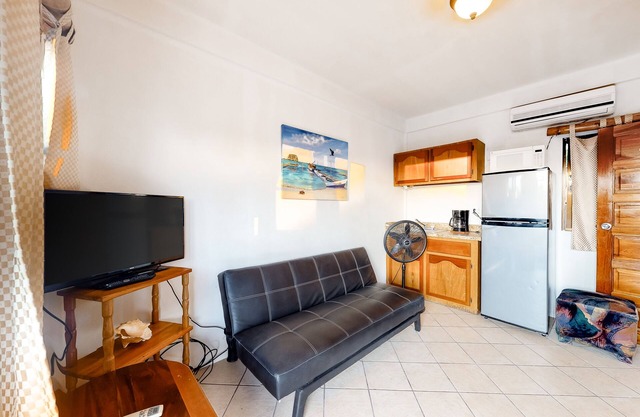 Budget-freundliche Wohnung mit Gemeinschaftspool, Aussicht und tolle Lage - zu Fuß zum Strand!