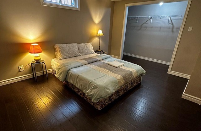 Budget Stay in Kitchener- Near Town Centre- Food, Shopping, Transit