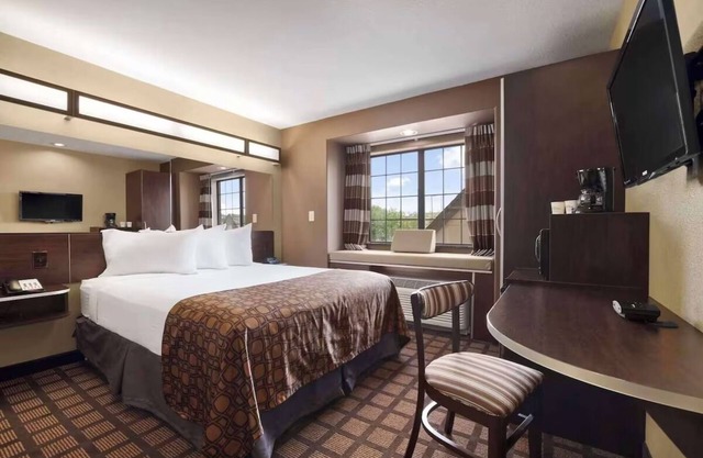 Budget Wise Stay for Couple Traveler | Free Parking & Hot Breakfast