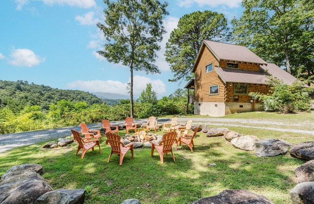 Budro's Bungalow (2-Bedroom Cabin) with Mountain view - Pets Allowed by RedAwning