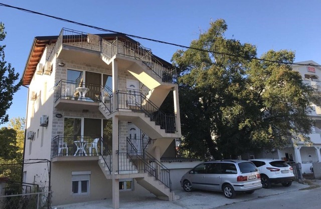 Budva, Jaz, apartmani DIF - Zimmer mit Kingsize-Bett und Balkon