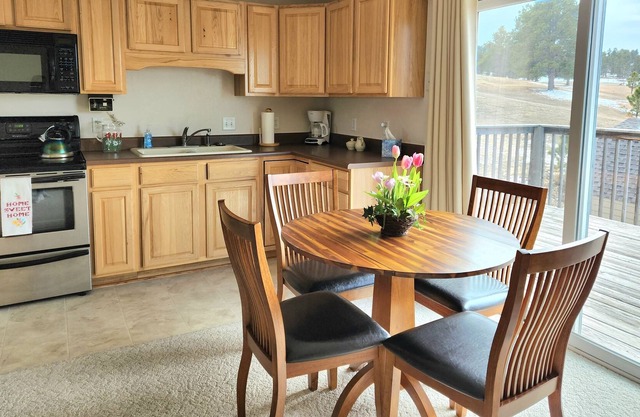 Buena Vista Guesthouse Retreat on 13 Acres - 10 minutes from Downtown Spearfish!