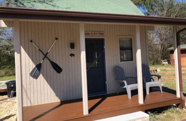 Buffalo Bungalow quiet, secluded and close to Buffalo River accesses!!!