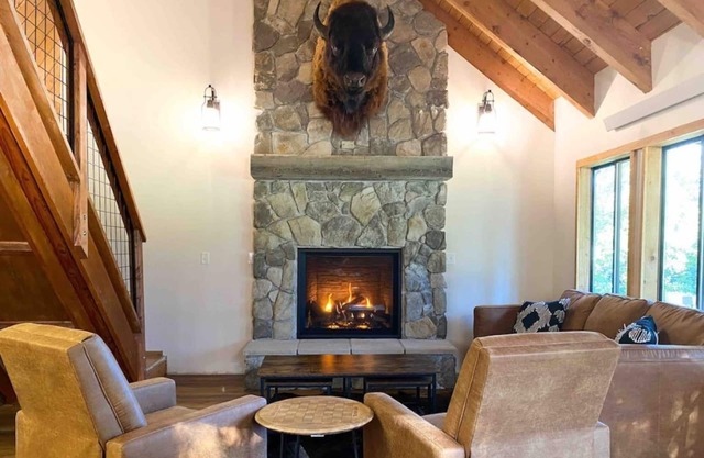 Buffalo Cabin -charming Alpine retreat w/ king bed