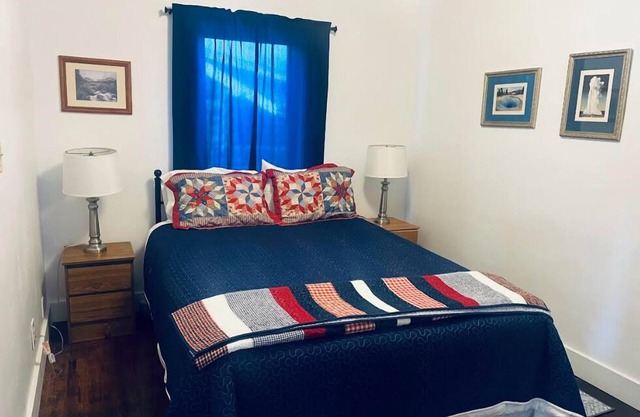 Buffalo Cabin- pet friendly, wraparound porch, walking distance to downtown
