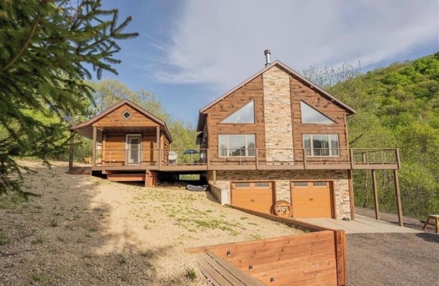 Buffalo County Log Cabin w Guesthouse and pool