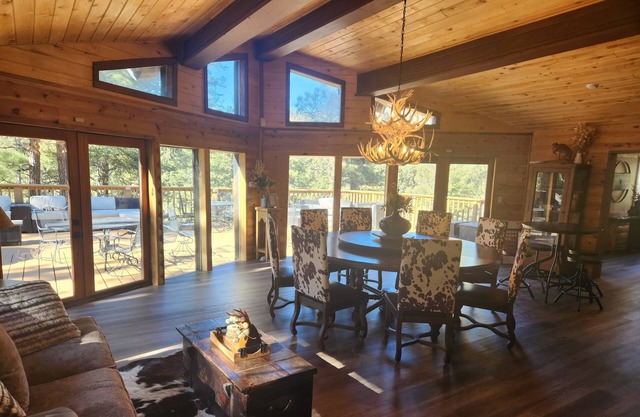 Buffalo Lodge, a luxury cabin in the tall lines. Minutes from downtown Ruidoso