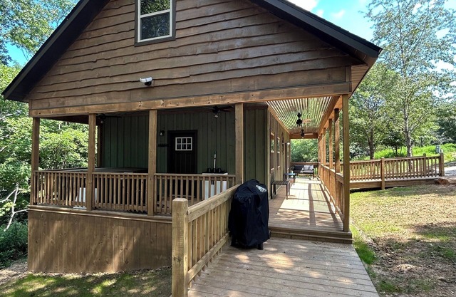 Buffalo Mist Cabin w/ Hot tub, Fire pit, sleeps 6