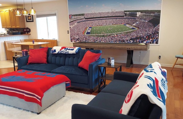 BuffaLove House with Huge yard, Games and Centrally Located!