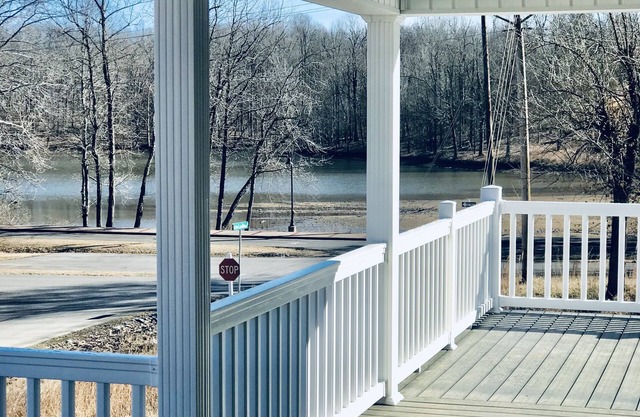 Built in 2021 - 5 BR/4 BA Lakefront in Grand Rivers -The Only City on Both Lakes