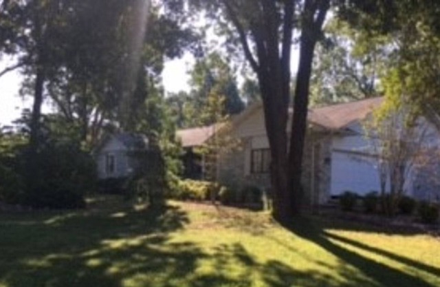 Bull Shoals Lake und White River in 5 Minuten Komfortable Shaded Brick Home
