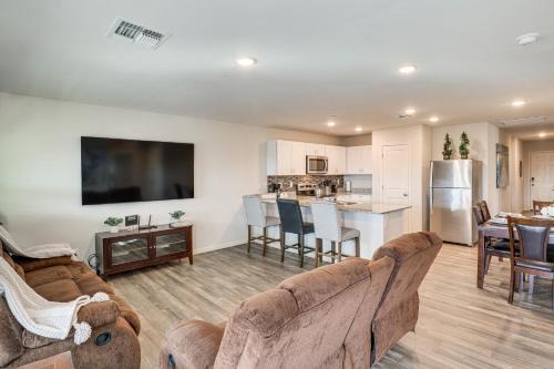 Bullhead City Home with Mtn View, By Colorado River