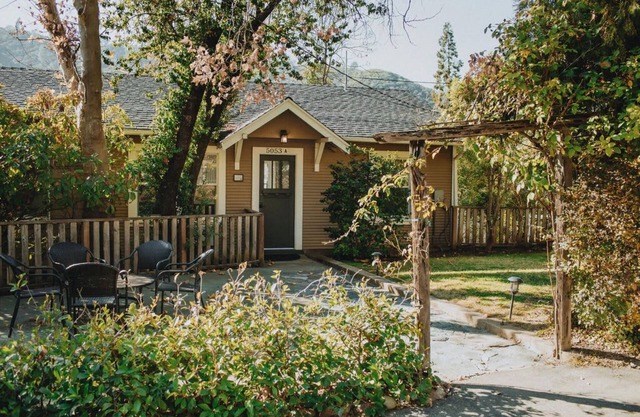 Bullion Street Cottages. El Capitan 1/2 BLOCK WALK TO ALL