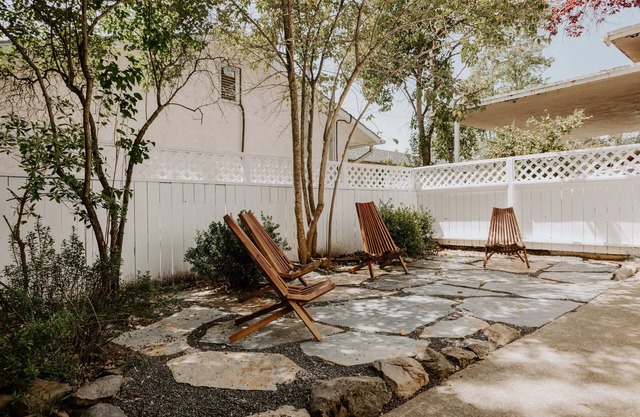 Bullion Street Cottages. Half Dome. 1/2 block walk to all.