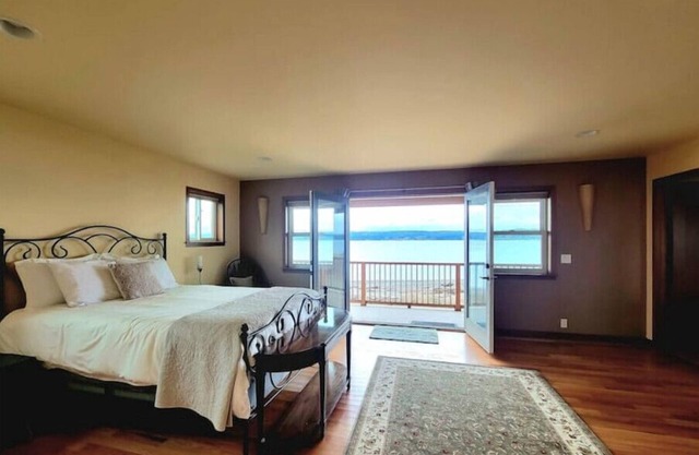 Bumble Beach Retreat - Steps from the beach