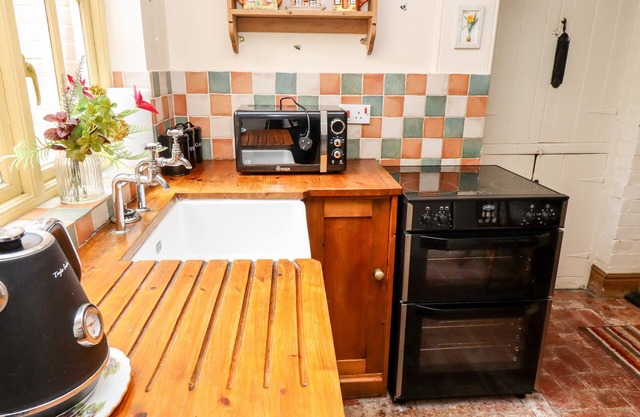 Bumble Bee Cottage, ALFORD
