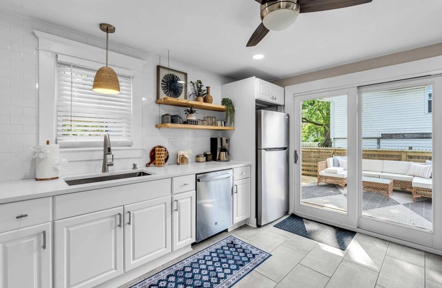 Bungalow Blue in Bradley Park! Beach Badges Included!
