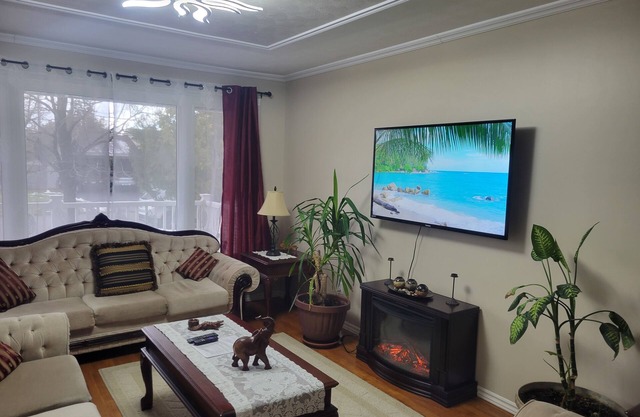Bungalow close to downtown with 3 parking , 9 min from the airport