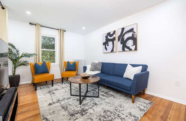 Bungalow House - Free Parking - 10 mins to Hartford & Airport
