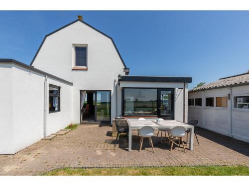 Bungalow in Sint Maartenszee near dunes, cleaning included