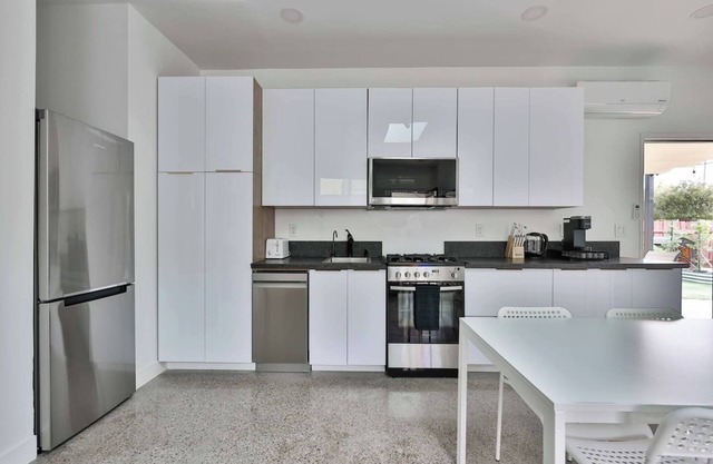 Bungalow near zoo & beach w./ AC |EV| private yard