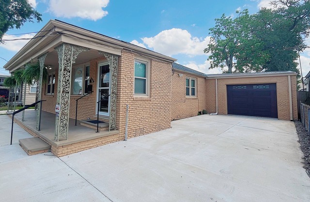 Bungalow On The Blvd - Perfect for long stays, TVs in every room, ample parking!
