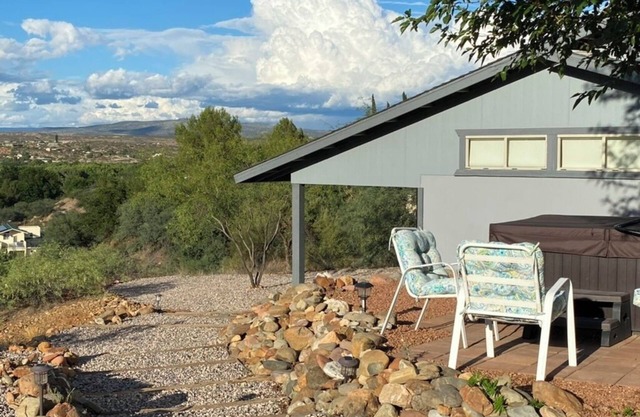 Bungalow retreat with hot tub and views of Sedona