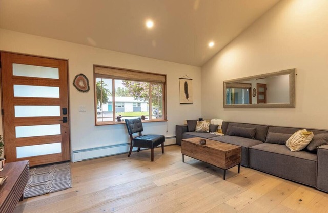 Bungalow w/Hot Tub, Bikes, Paddle Boards