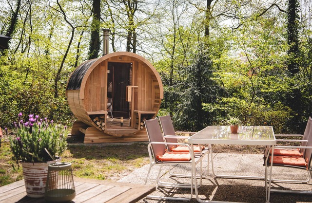 Bungalow with private outdoor sauna and stove