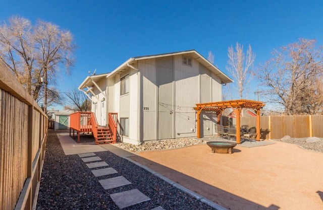Bunkhouse A: Downtown Townhome | Pet-Friendly