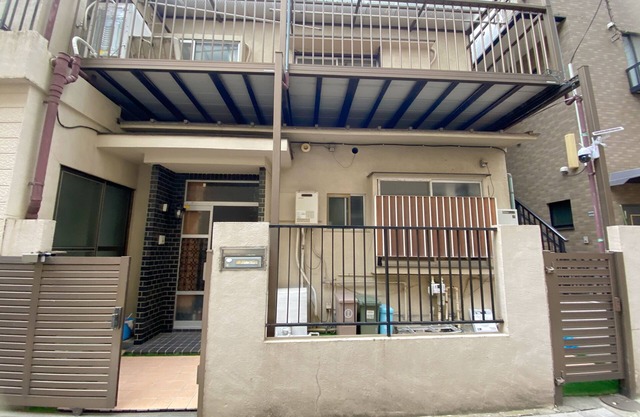 Bunkyo-ku, Tokyo, a 13-minute walk from Sugamo Station on the Yamanote Line and a 6-minute walk from Sengoku Station on the Toei Mita Line.